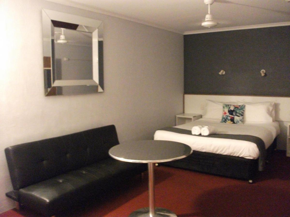 Beerwah Glasshouse Motel Esterno foto