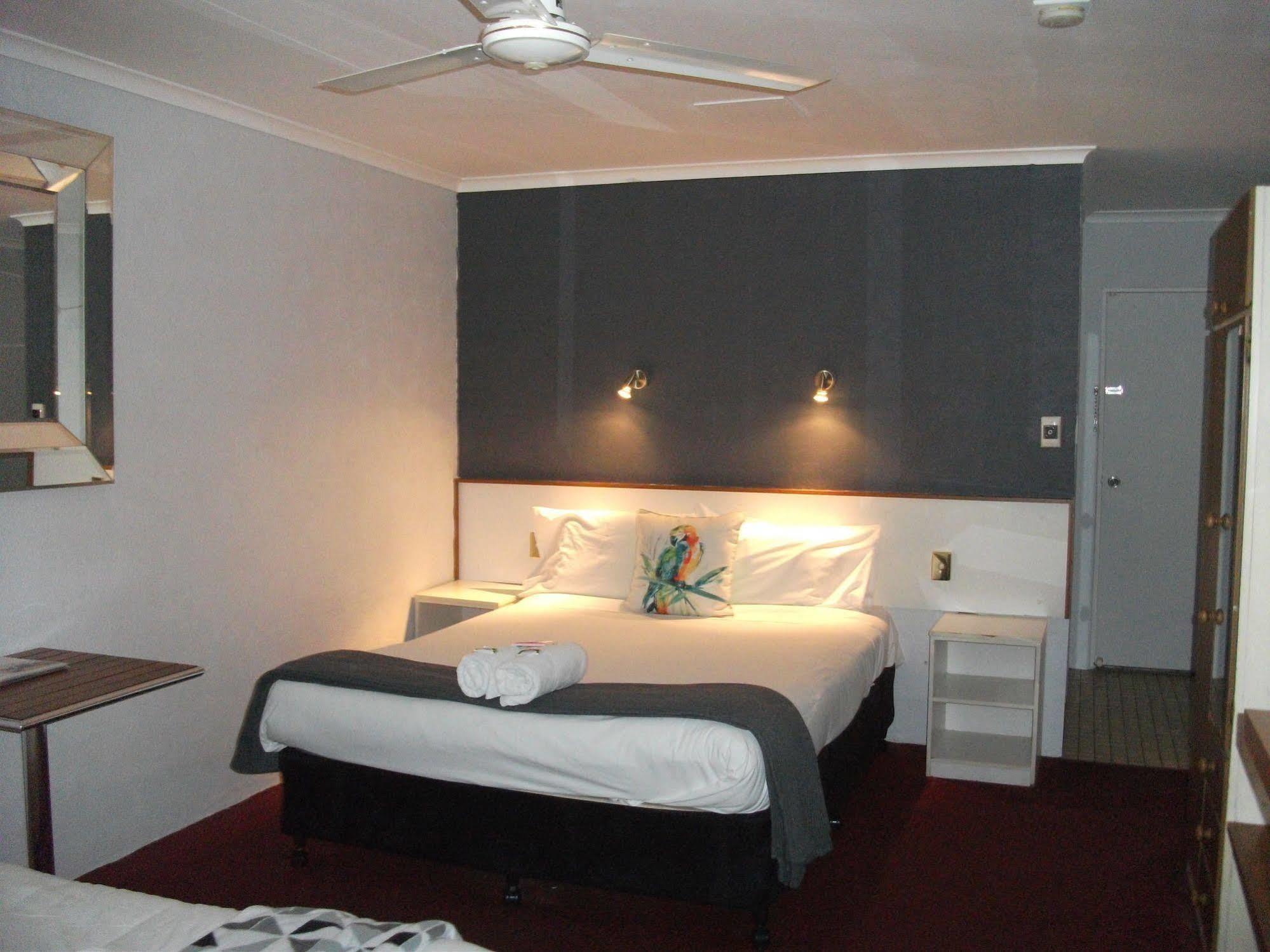Beerwah Glasshouse Motel Esterno foto