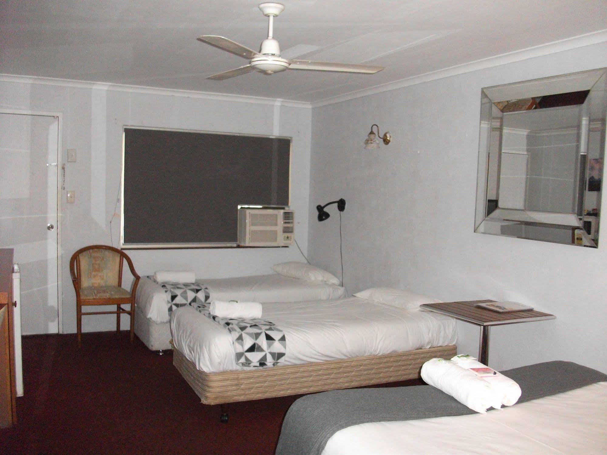 Beerwah Glasshouse Motel Esterno foto