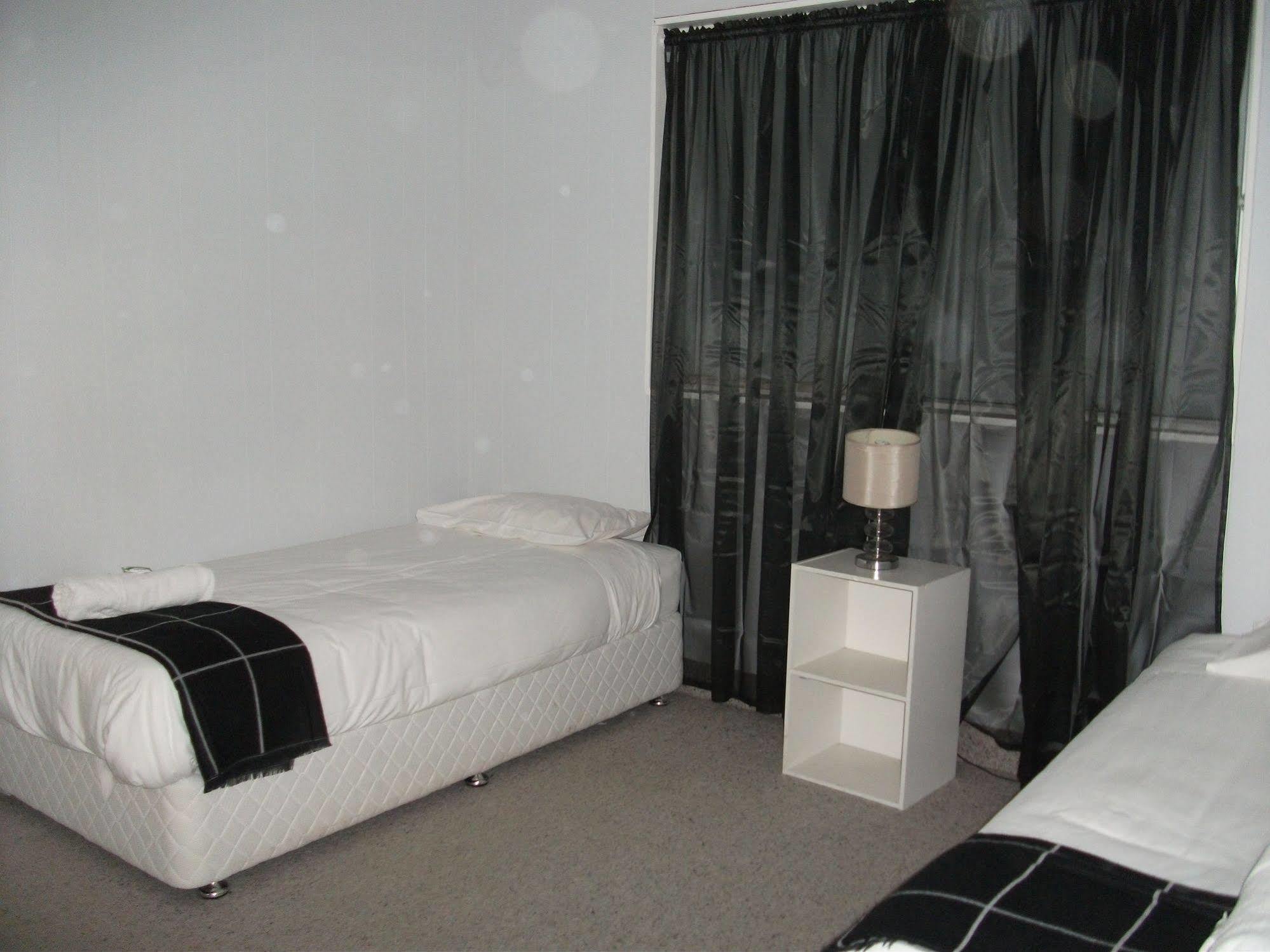 Beerwah Glasshouse Motel Esterno foto