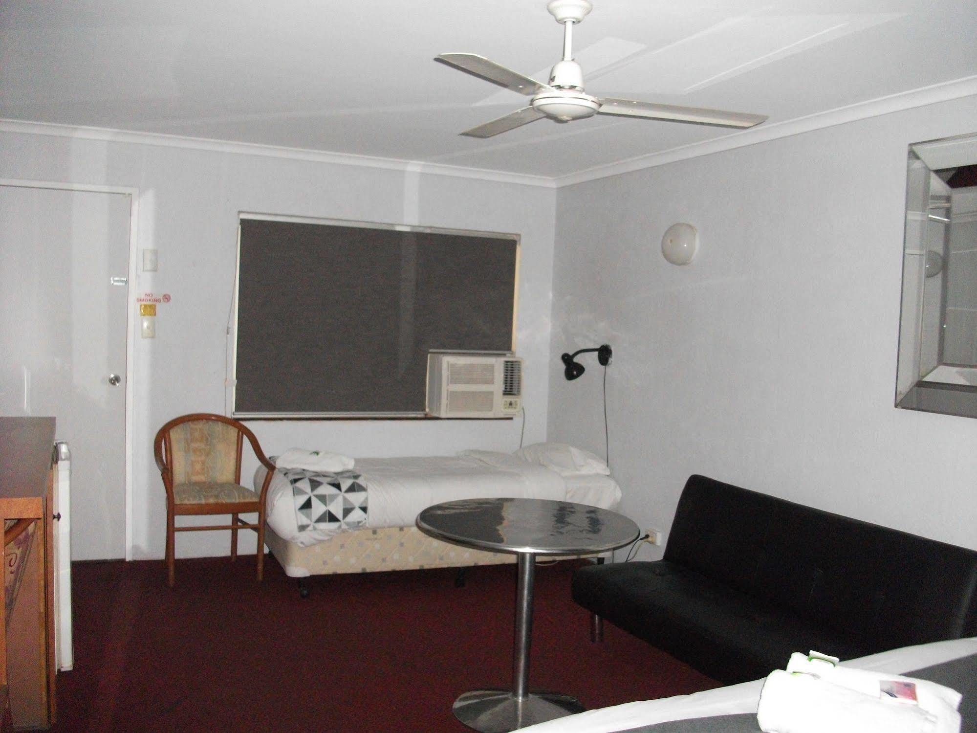 Beerwah Glasshouse Motel Esterno foto