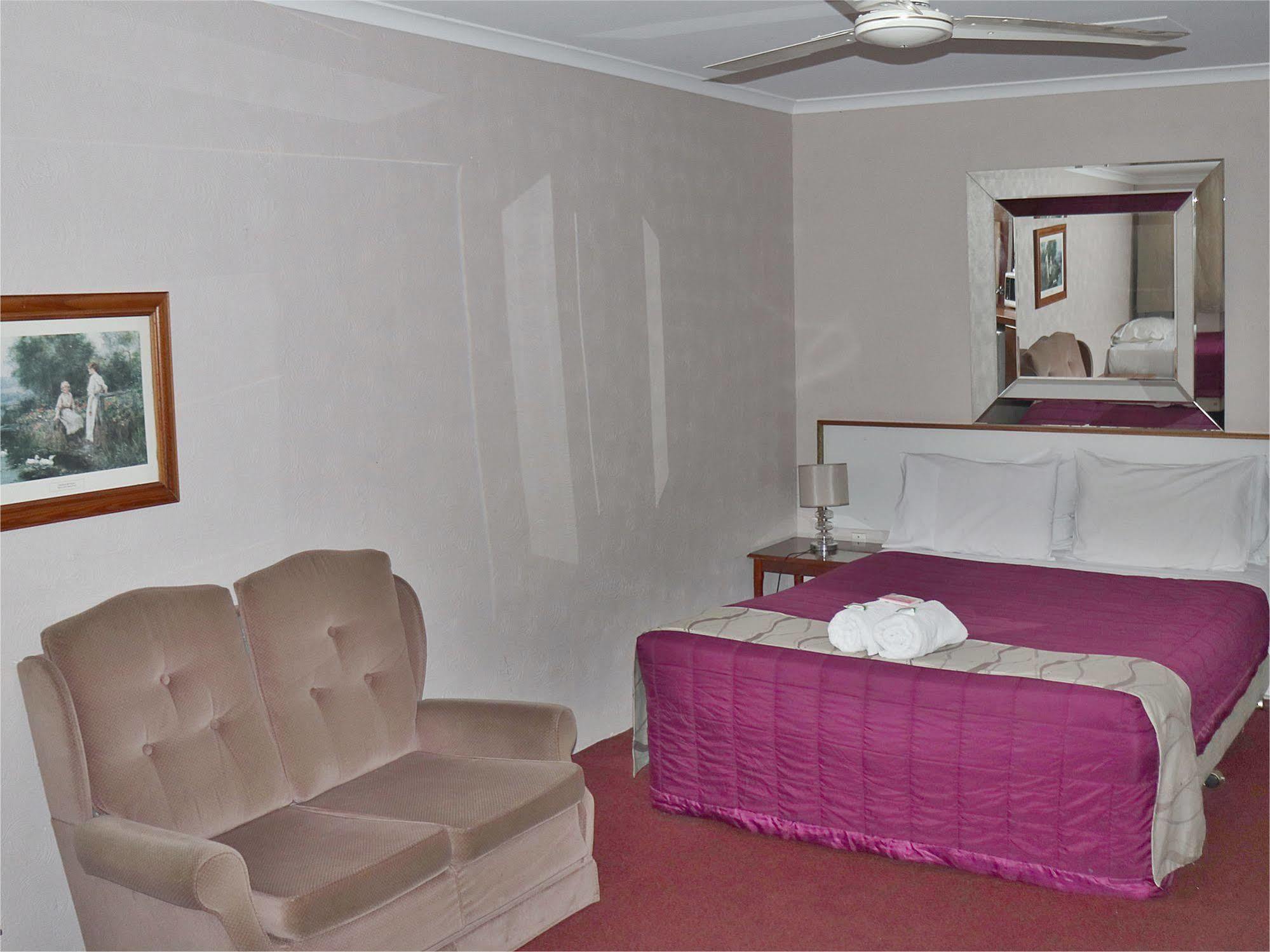 Beerwah Glasshouse Motel Esterno foto