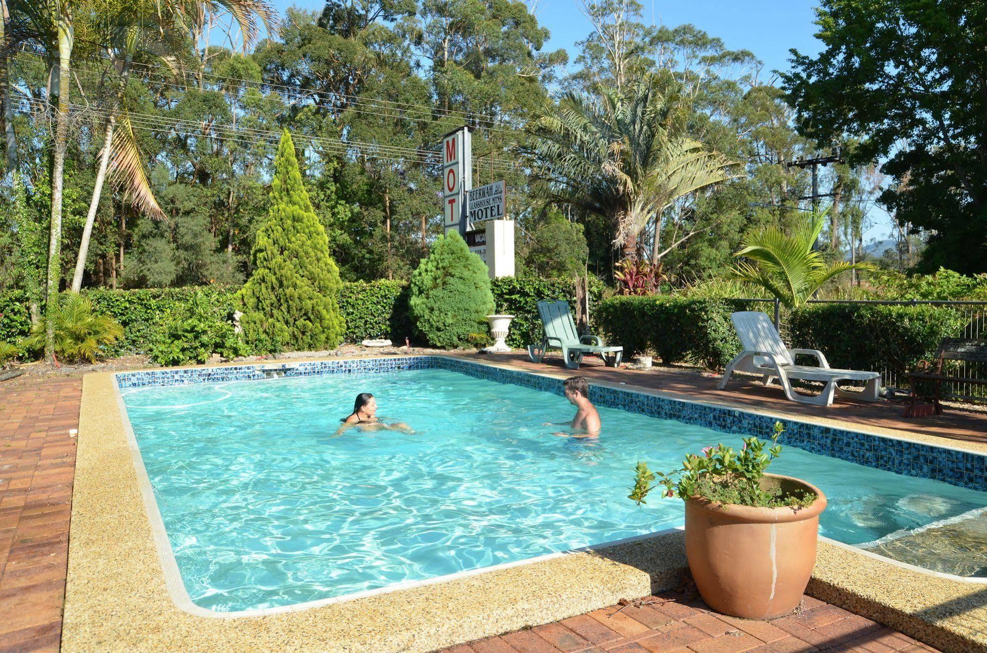 Beerwah Glasshouse Motel Esterno foto