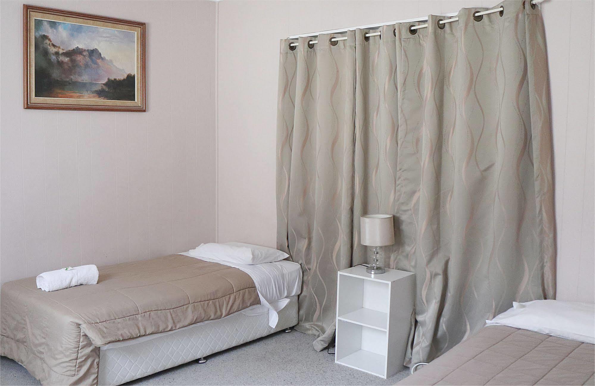 Beerwah Glasshouse Motel Esterno foto